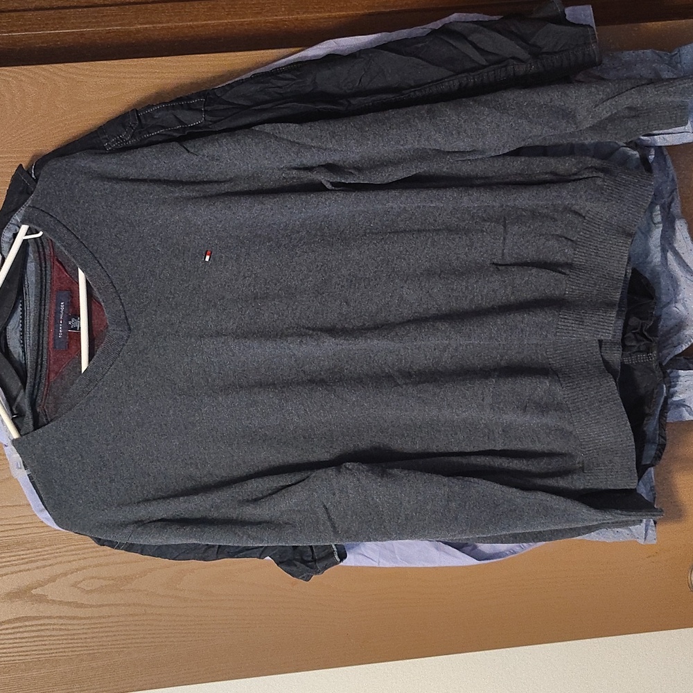 Tommy long sleeve sweater